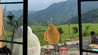 Penikmat kopi lainnya, Ikbal mengaku senang bisa mencicipi kopi di tengah sawah di daerah pegunungan. Sebab biasanya, minum kopi dilakukan di kafe-kafe di daerah kota. Foto: Instagram/naksir_kopi