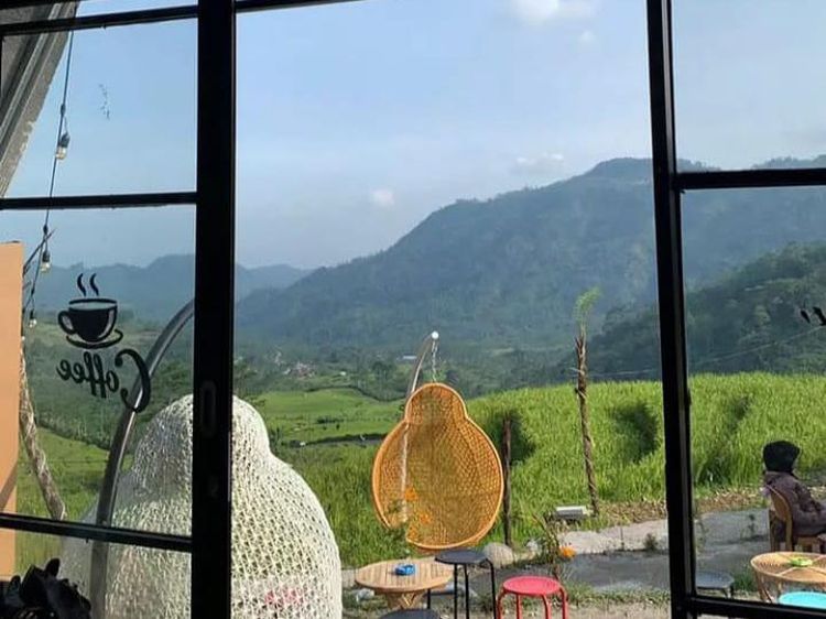 Di Sini Bisa Minum Kopi Sambil Menghadap Gunung dan Sawah