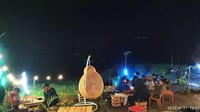 Beberapa pelanggan bahkan mengajak serta sahabt dan teman dekatnya untuk datang ke sini. Ngobrol santai dipinggir sawah ditemani lampu yang indah membuat kafe ini semakin istimewa. Foto: Instagram/naksir_kopi