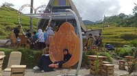 Penikmat kopi lainnya, Ikbal mengaku senang bisa mencicipi kopi di tengah sawah di daerah pegunungan. Sebab biasanya, minum kopi dilakukan di kafe-kafe di daerah kota. Foto: Instagram/naksir_kopi