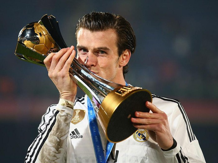 MARRAKECH, MOROCCO - DECEMBER 20:  Gareth Bale of Real Madrid celebrates with the trophy after the FIFA Club World Cup Final between Real Madrid and San Lorenzo at Marrakech Stadium on December 20, 2014 in Marrakech, Morocco.  (Photo by Ian Walton - FIFA/FIFA via Getty Images)