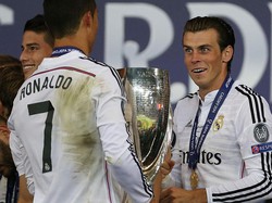 Bale bersama Cristiano Ronaldo usai Real Madrid menjuarai Piala Super Spanyol lawan Sevilla tahun 2014. Foto: Getty Images/Ian MacNicol