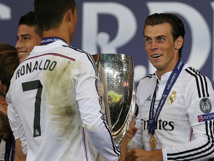 CARDIFF, WALES - AUGUST 12:  Gareth Bale and Cristiano Ronaldo of Real Madrid with the trophy  during the UEFA Super Cup match between  Real Madrid and Sevilla at Cardiff City Stadium on August 12, 2014 Cardiff, Wales. (Photo by Ian MacNicol/Getty Images)