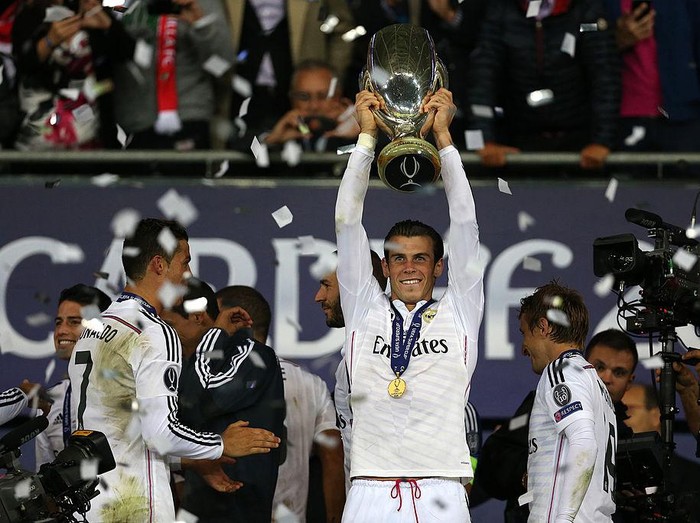 CARDIFF, WALES - AUGUST 12:  Gareth Bale of Real Madridlifts the trophy during the UEFA Super Cup match between  Real Madrid and Sevilla at Cardiff City Stadium on August 12, 2014 Cardiff, Wales. (Photo by Ian MacNicol/Getty Images)