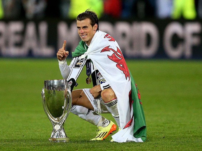CARDIFF, WALES - AUGUST 12:  Gareth Bale of Real Madrid poses with the trophy following his team's 2-0 victory during the UEFA Super Cup between Real Madrid and Sevilla FC at Cardiff City Stadium on August 12, 2014 in Cardiff, Wales.  (Photo by Clive Mason/Getty Images)