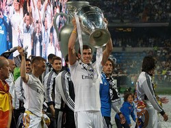 Ini adalah salah satu momen selebrasi di masa-masa awal Bale di Madrid. Ia mengangkat trofi Liga Champions tahun 2014. Foto: Getty Images/Pablo Blazquez Dominguez