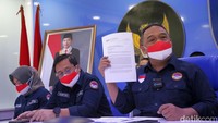 Kepala BP2MI, Benny Rhamdani beserta jajaran memberikan keterangan pers di Jakarta, Kamis (2/6/2022). BP2MI berpandangan hal itu bertentangan dengan aturan yang ada sehingga UPT di NTB belum melakukan OPP untuk 148 calon PMI tersebut dan mengakibatkan penundaan keberangkatan.