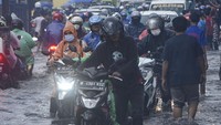 Genangan air usai hujan dengan ketinggian 20 cm hingga 40 cm terjadi karena kualitas drainase yang buruk dan mengakibatkan kendaraan sepeda motor pengguna jalan sempat mogok.