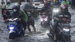 Sepeda Motor Ini Sempat Mogok Gegara Genangan di Bekasi
