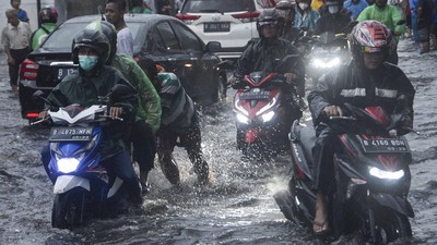 Sepeda Motor Ini Sempat Mogok Gegara Genangan di Bekasi
