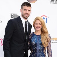 Gerard Pique dan Shakira mulai dekat saat perhelatan Piala Dunia 2010. Setelah go public, keduanya pun sering memperlihatkan kemesraan mereka di depan umum. Foto: Getty Images