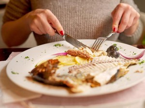 Makan Ikan yang Masih Ada Darahnya Apakah Halal?
