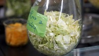 Dua peneliti ini tengah mengembangkan teknologi yang dapat mengubah limbah makanan menjadi semen konstruksi. Ini adalah proses pertama di dunia untuk membuat semen dari sisa makanan.  