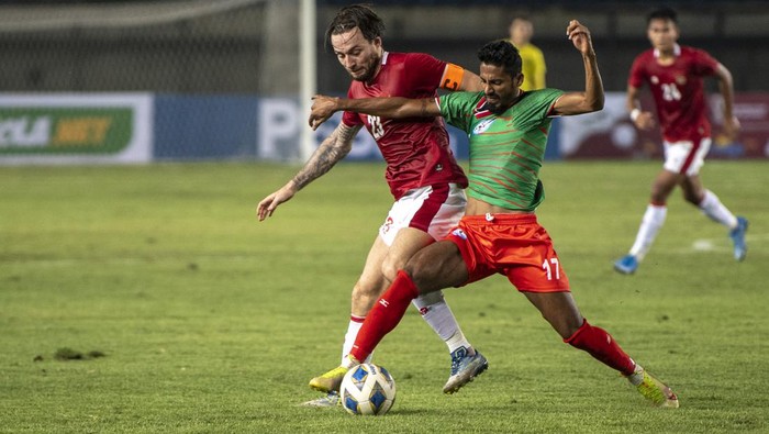 Pesepak bola Bangladesh Tutul Hosaini (kedua kanan) menghadang pesepak bola Timnas Indonesia Irfan Jaya (kanan) saat laga persahabatan FIFA di Stadion Si Jalak Harupat, Kabupaten Bandung, Jawa Barat, Rabu (1/6/2022). ANTARA FOTO/M Agung Rajasa/nz