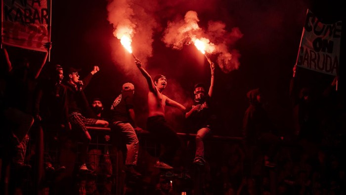 Pesepak bola Bangladesh Tutul Hosaini (kedua kanan) menghadang pesepak bola Timnas Indonesia Irfan Jaya (kanan) saat laga persahabatan FIFA di Stadion Si Jalak Harupat, Kabupaten Bandung, Jawa Barat, Rabu (1/6/2022). ANTARA FOTO/M Agung Rajasa/nz