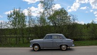Moskvich, yang berarti penduduk asli Moskow, pertama kali diproduksi di Uni Soviet dan dirancang untuk menjadi mobil penumpang yang kokoh dan terjangkau. Moskvich menampilkan suku cadang buatan Rusia dan Jerman Timur.