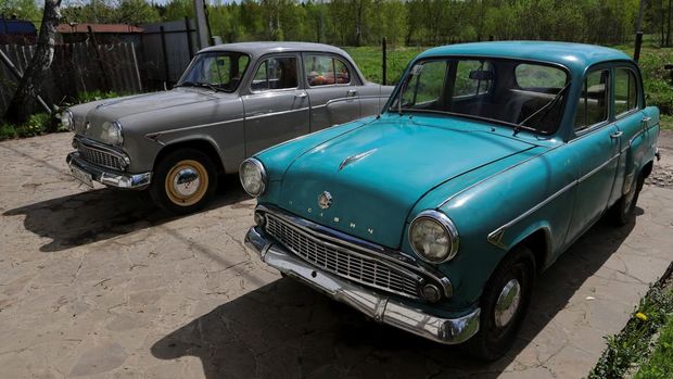 Collector of Soviet-era Moskvich cars and blogger Stanislav Tsibulsky drives his Moskvich 403 in Troitsk outside Moscow, Russia May 18, 2022. Picture taken May 18, 2022. REUTERS/Evgenia Novozhenina