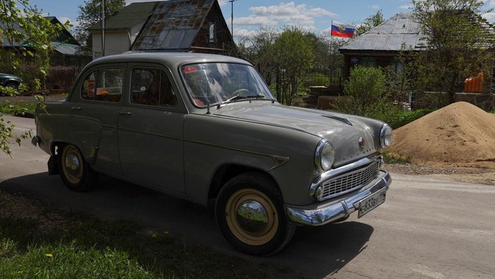 Ini Moskvich, Mobil Legendaris Era Soviet yang Akan Dihidupkan Kembali Collector of Soviet-era Moskvich cars and blogger Stanislav Tsibulsky drives his Moskvich 403 in Troitsk outside Moscow, Russia May 18, 2022. Picture taken May 18, 2022. REUTERS/Evgenia Novozhenina