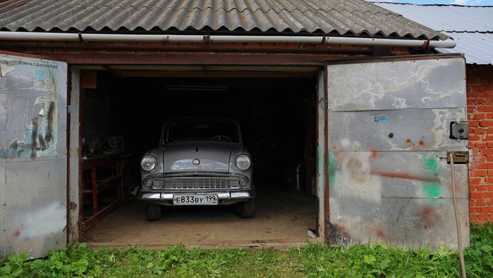 Ini Moskvich, Mobil Legendaris Era Soviet yang Akan Dihidupkan Kembali Collector of Soviet-era Moskvich cars and blogger Stanislav Tsibulsky drives his Moskvich 403 in Troitsk outside Moscow, Russia May 18, 2022. Picture taken May 18, 2022. REUTERS/Evgenia Novozhenina
