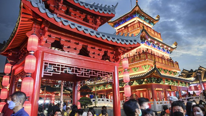 Ini Old Shanghai, Objek Wisata di Jakarta yang Asyik Buat Foto-foto Jakarta memiliki objek wisata baru yang menarik untuk dikunjungi. Di sini pengunjung bisa berfoto dengan latar bangunan khas kampung China. Penasaran?