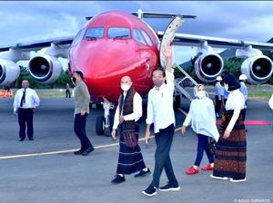 Gaya Iriana Jokowi Kunjungi NTT Pakai Sneakers Gucci Bikin Salah Fokus