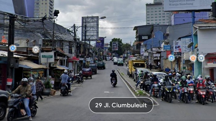 Jalan Ciumbuleuit di Kota Bandung.