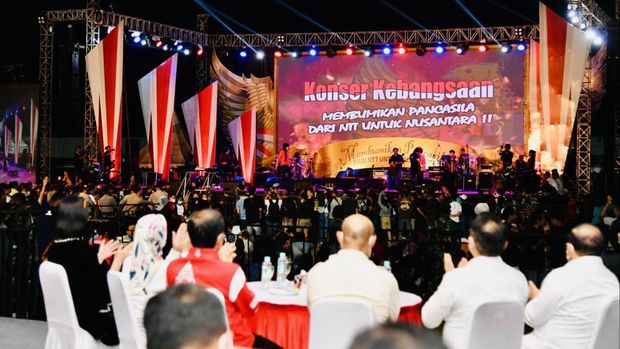 Jokowi dan Iriana nonton konser kebangsaan di Ende, NTT