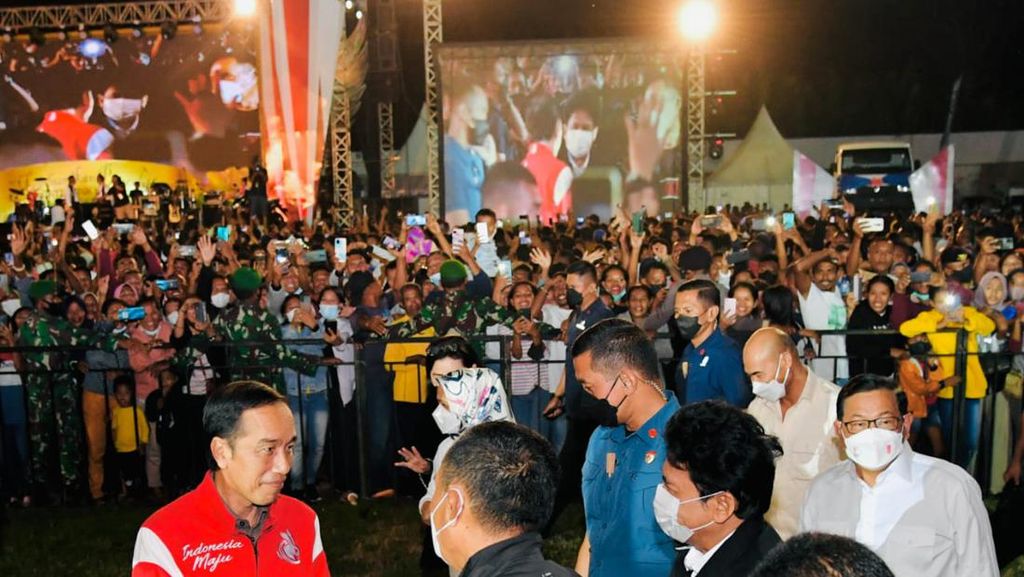 Momen Jokowi-Iriana Nonton Slank Bareng Ribuan Warga di Ende NTT