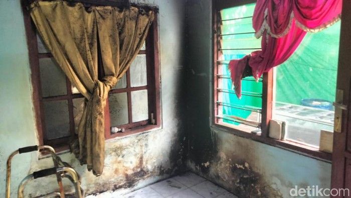 kakek tewas terbakar di atas kasur