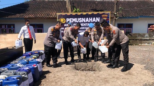 Kapolda Bali Irjen Pol Putu Jayan Danu Putra turut menghadiri pemusnahan 2.051 liter arak fermentasi atau arak gula di Polres Karangasem, Kamis (2/6/2022).