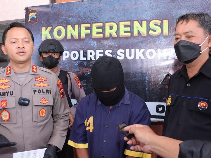 Kapolres Sukoharjo AKBP Wahyu Nugroho Setyawan saat konferensi pers kasus dukun palsu, Kamis (2/6/2022).