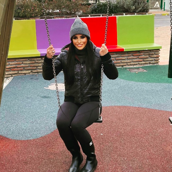 Kasia menikahi sang pangeran Qatar pada 2004. Tidak diketahui kapan mereka resmi bercerai. Namun setelah perceraian mereka, Kasia memperjuangan hak asuh anak mereka karena Abdelaziz dituduh telah melakukan pelecehan seksual terhadap salah satu putrinya. Foto: dok. Instagram/@kashounia