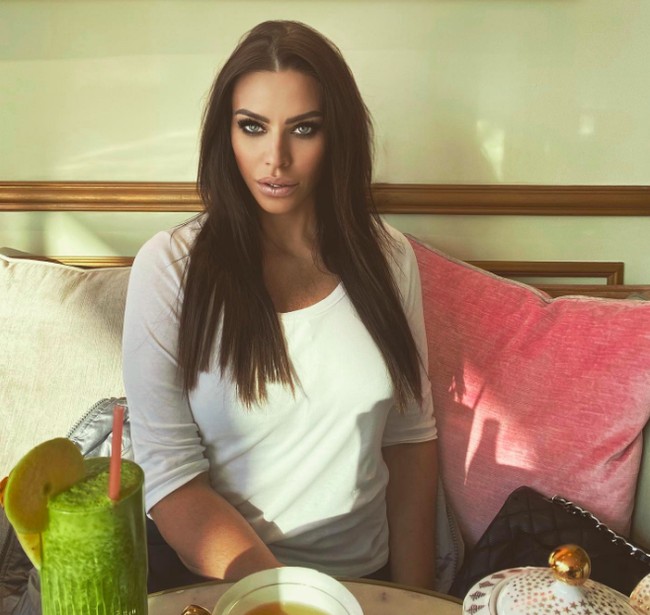 Sementara Abdelaziz menuduh Kasia kecanduan alkohol. Kedua belah pihak saling membantah tuduhan tersebut. Foto: dok. Instagram/@kashounia