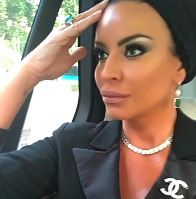 Semasa hidupnya, wanita keturunan Polandia yang diketahui pindah agama Islam itu kerap menggunakan turban di beberapa kesempatan. Foto: dok. Instagram/@kashounia