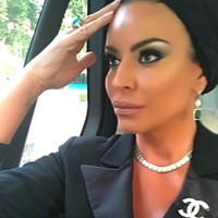 Semasa hidupnya, wanita keturunan Polandia yang diketahui pindah agama Islam itu kerap menggunakan turban di beberapa kesempatan. Foto: dok. Instagram/@kashounia