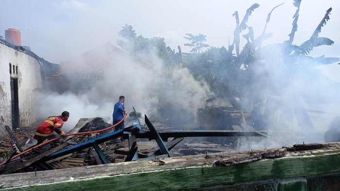 Kebakaran pabrik di Subang