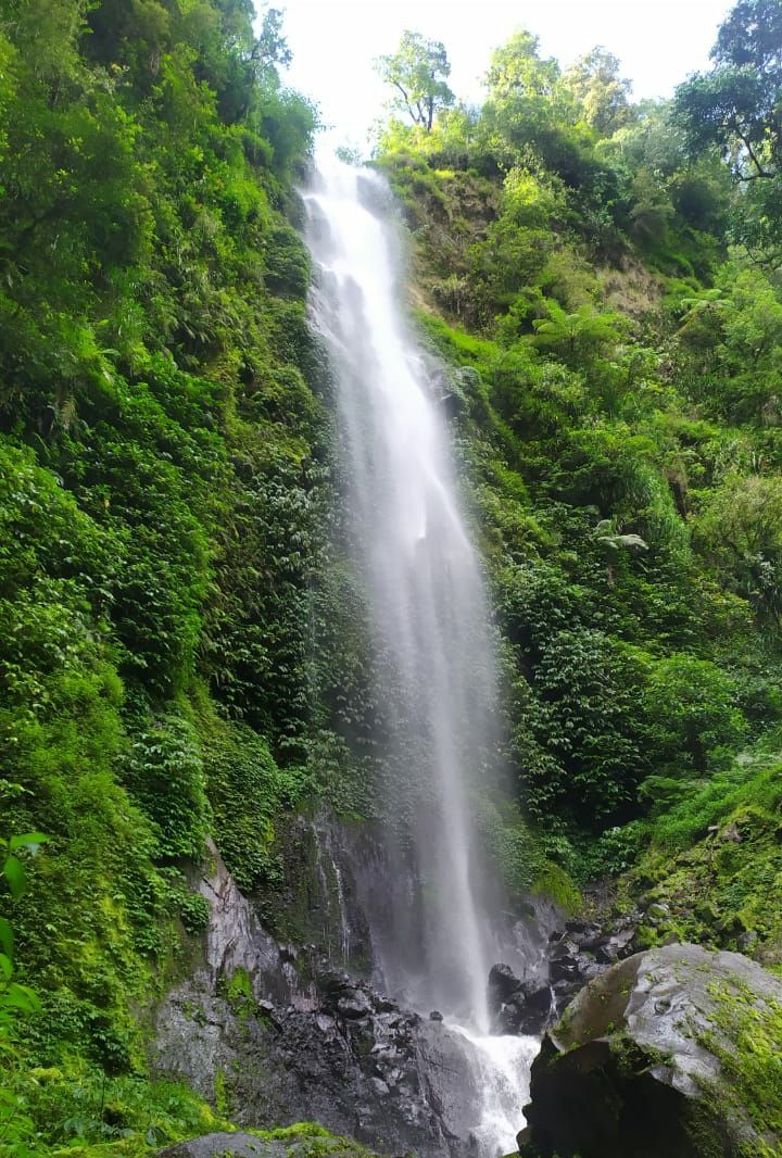 Keindahan Air Terjun Menanga di Desa Santong, Lombok Utara, Nusa Tenggara Barat.