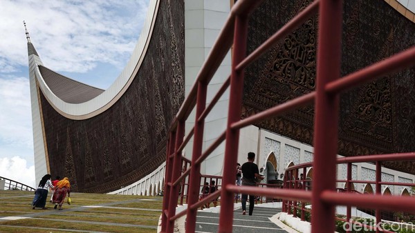 Desain masjid yang identik dengan Minangkabau ini pun menarik perhatian dunia.