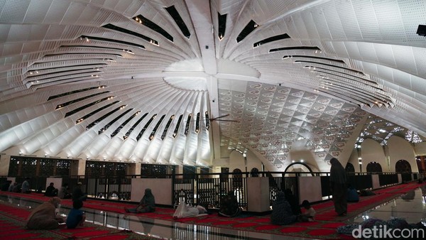 Masjid Raya Sumatera Barat mendapatkan penghargaan sebagai salah satu dari 7 masjid dengan arsitektur terbaik di dunia.