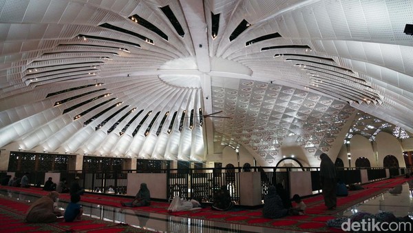 Masjid Raya Sumatera Barat mendapatkan penghargaan sebagai salah satu dari 7 masjid dengan arsitektur terbaik di dunia. Masjid Raya Sumatera Barat mendapatkan penghargaan sebagai salah satu dari 7 masjid dengan arsitektur terbaik di dunia.