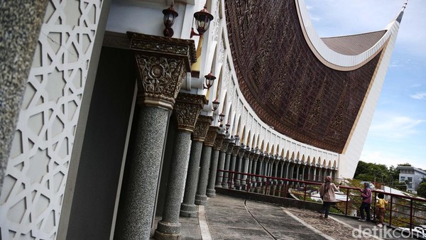 Desain masjid yang unik dan megah bersaing dalam ajang penghargaan Abdullatif Al-Fozan untuk Arsitektur Masjid. Desain masjid yang unik dan megah bersaing dalam ajang penghargaan Abdullatif Al-Fozan untuk Arsitektur Masjid.