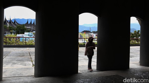 Masjid yang memiliki luas mencapai 40.000 meter persegi ini mampu menampung lebih dari 20 ribu jamaah lho. Masjid yang memiliki luas mencapai 40.000 meter persegi ini mampu menampung lebih dari 20 ribu jamaah lho.