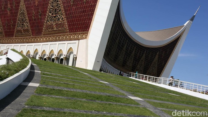 Kemegahan Masjid Raya Sumbar yang Masuk Daftar Desain Terbaik Dunia Masjid Raya Sumatera Barat masuk dalam daftar 7 masjid dengan desain terbaik di dunia. Desain masjid yang identik dengan Minangkabau ini menarik perhatian dunia
