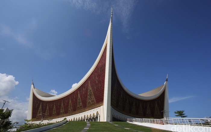 Masjid Raya Sumatera Barat masuk dalam daftar 7 masjid dengan desain terbaik di dunia. Desain masjid yang identik dengan Minangkabau ini menarik perhatian dunia