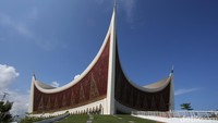 Penampakan Masjid Raya Sumatera Barat yang berada di Jalan Chatib Sulaiman, Kecamatan Padang Utara, Padang. Masjid ini didisain oleh arsitek Rizal Muslimi, saat masih bekerja di Biro Arsitek Urbane yang didirikan oleh Ridwan Kamil. 