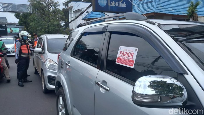 Kendaraan yang dipasangi striker peringatan akibat parkir liar di Sukabumi.