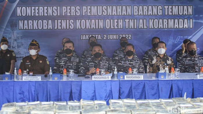 TNI Angkatan Laut (TNI AL) menggelar pemusnahan barang bukti narkoba seberat 179 KG narkoba jenis kokain di Koarmada I, Jakarta, Kamis (2/6/2022).