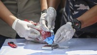 Narkoba yang terbungkus dalam empat buah plastik ditemukan oleh kapal patroli TNI AL KAL Sangiang kapal Patroli Pangkalan TNI AL (Lanal) Banten jajaran Koarmada I di sekitar pelabuhan Merak.  