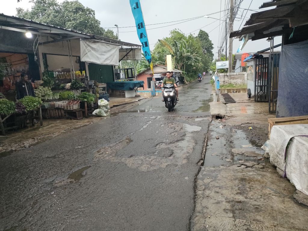 Kondisi jalanan di Cipayung, Depok, mengarah ke Stasiun Citayam (Dwi-detikcom)