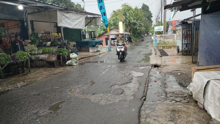 Kondisi jalanan di Cipayung, Depok, mengarah ke Stasiun Citayam (Dwi-detikcom)